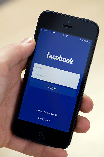 facebook アプリケーションにアップルアイフォン 5 、ios 7 ソフトウェア - human hand iphone iphone 5 iphone5 ストックフォトと画像