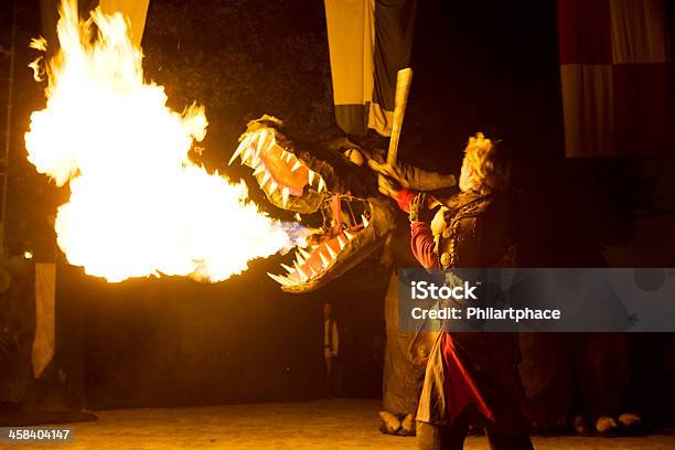 Fire Fighting Hero Spouting Dragon - zdjęcia stockowe i więcej obrazów Bohater - Bohater, Ciemny, Fantazja
