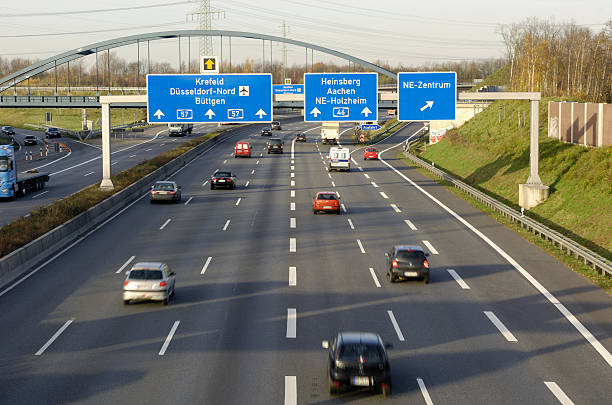 autoroute allemande avec panneaux en hauteur. - neuss photos et images de collection