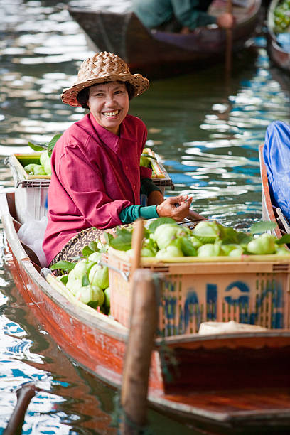 плавучий рынок-таиланд - damnoen saduak floating market asia asian ethnicity asian culture стоковые фото и изображения