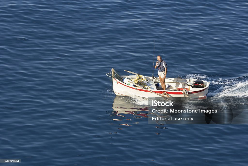 Pescatore sul mar Ligure, Italia - Foto stock royalty-free di Barca a remi