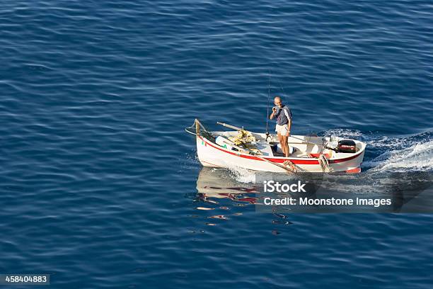 Pescatore Sul Mar Ligure Italia - Fotografie stock e altre immagini di Barca a remi - Barca a remi, Pescatore, Acqua