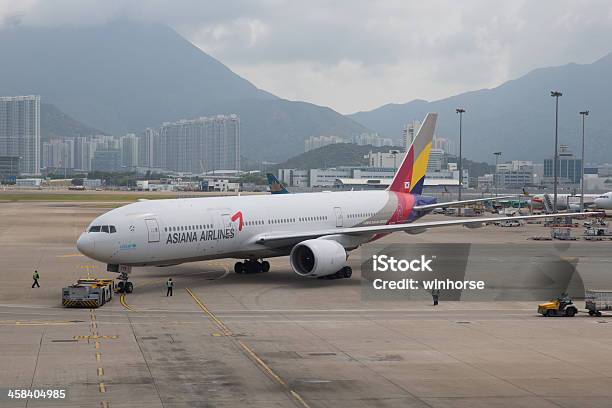 Boeing 777200er Da Asiana Airlines - Fotografias de stock e mais imagens de Aeroporto - Aeroporto, Aeroporto Internacional de Hong Kong, Asiana Airlines