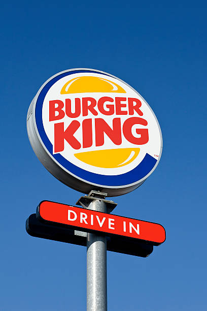 burger king drive-in 옥외 광고판 - burger king 뉴스 사진 이미지