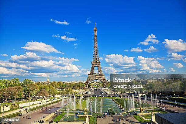 Torre Eiffel En París Foto de stock y más banco de imágenes de Acero - Acero, Alto - Descripción física, Arquitectura