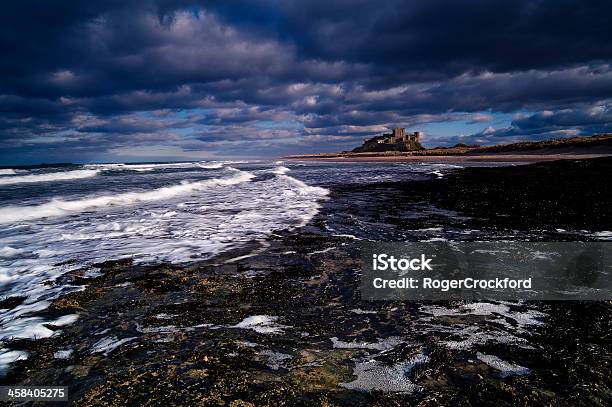 Photo libre de droit de Robuste Côte Au Château De Bamburgh Northumberland Angleterre banque d'images et plus d'images libres de droit de Angleterre