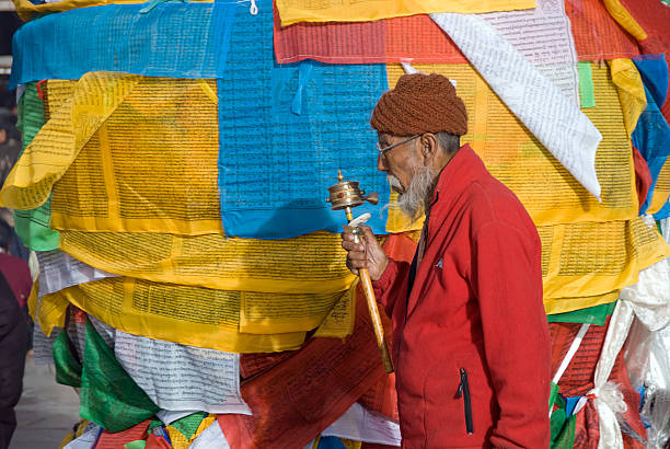 tibetano oración flags. - tibet tibetan culture buddhism writing fotografías e imágenes de stock