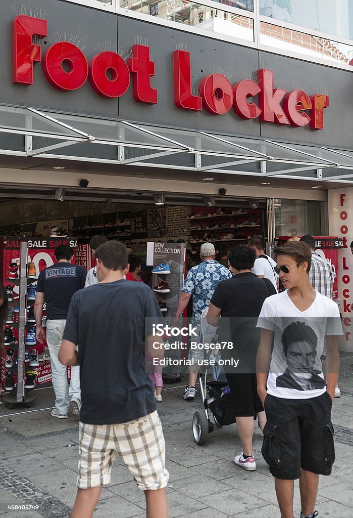 풋 라커 (Foot Locker 쇼핑하다 (Munich, Germany - 로열티 프리 건물 정면 스톡 사진