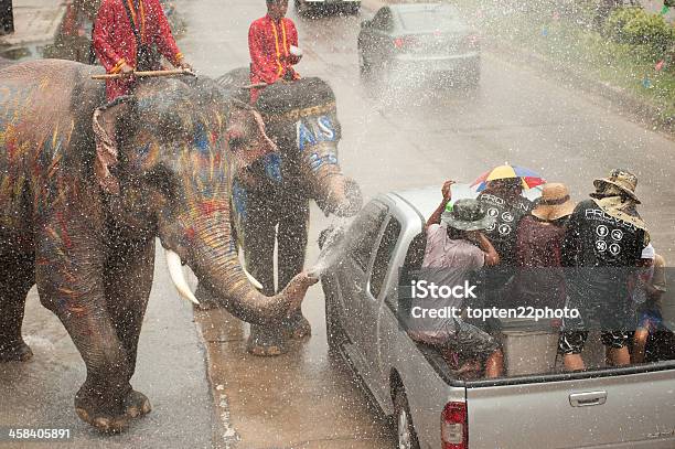 Elefante Baile Y Salpicaduras De Agua En Songkran Festival Foto de stock y más banco de imágenes de Adulto