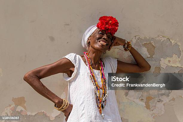 Kubanische Zigarre Lady Stockfoto und mehr Bilder von Afrikanischer Abstammung - Afrikanischer Abstammung, Angesicht zu Angesicht, Blick in die Kamera