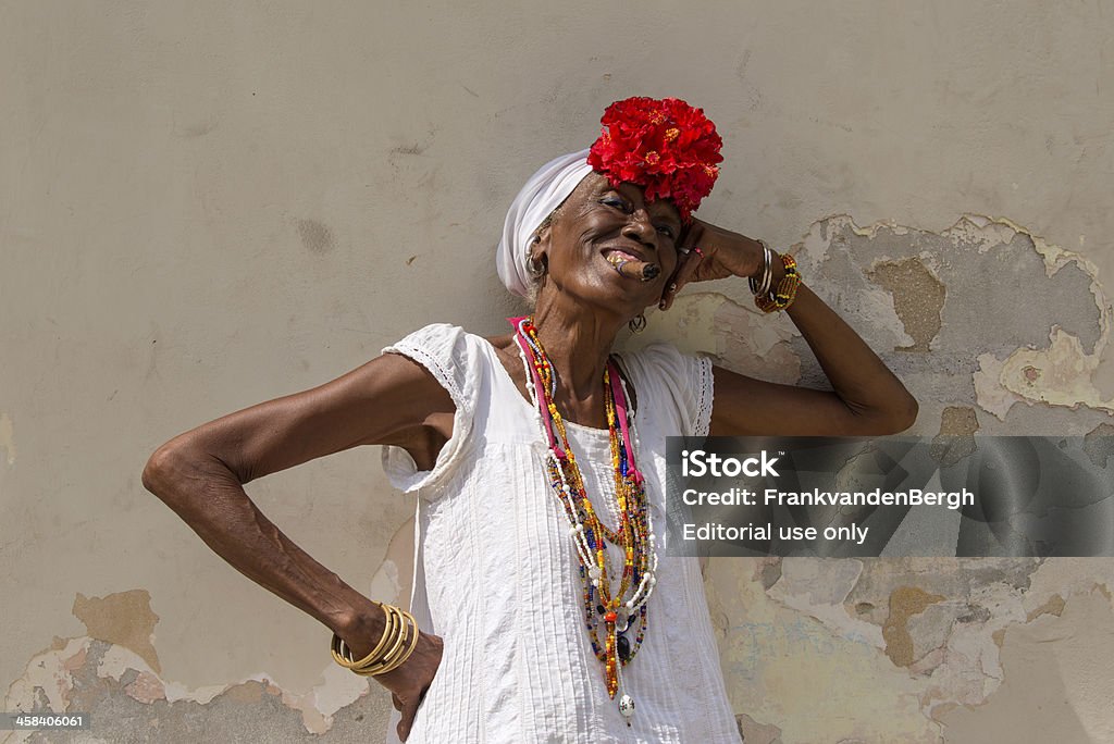 Charuto cubano Lady - Foto de stock de Adulto royalty-free