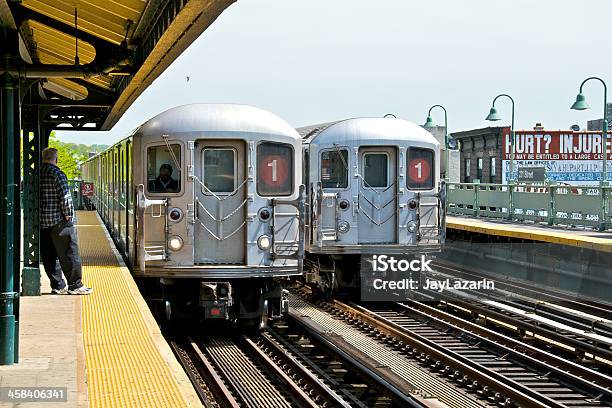 Tren De Metro De Nueva York Nº 1 Aumento De Dos Enfoques Estación Bronx Foto de stock y más banco de imágenes de Bronx