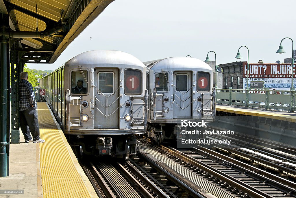 NYC 地下鉄、No .1 elevated ラインアプローチ駅、ブロンクス - ブロンクスのロイヤリティフリーストックフォト