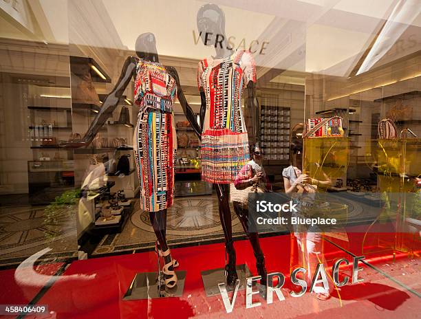 Versace Escaparate Roma Italia Foto de stock y más banco de imágenes de Alta costura - Alta costura, Italia, Versace - Marca de diseñador