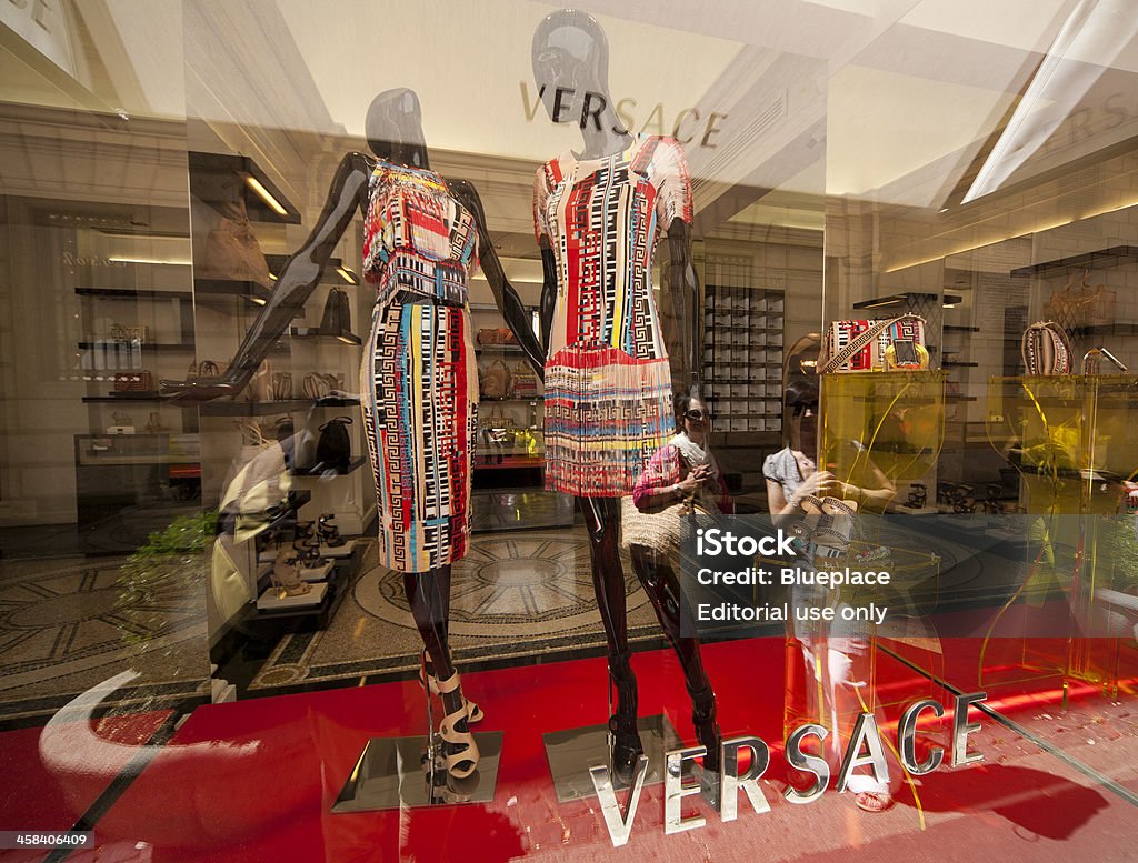 Versace, Visualizza finestra, Roma, Italia - Foto stock royalty-free di Alta moda