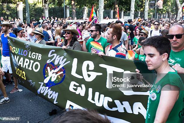 Demonstração Na Parada Orgulho Gay De Madrid - Fotografias de stock e mais imagens de Adulto - Adulto, Alegria, Arco-Íris