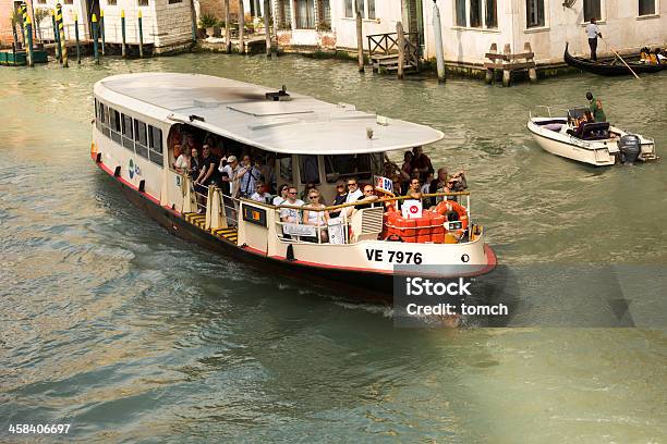 Photo libre de droit de Vaporetto À Venise banque d'images et plus d'images libres de droit de Bateau de voyageurs - Bateau de voyageurs, Bateau à moteur, Canal - Eau vive