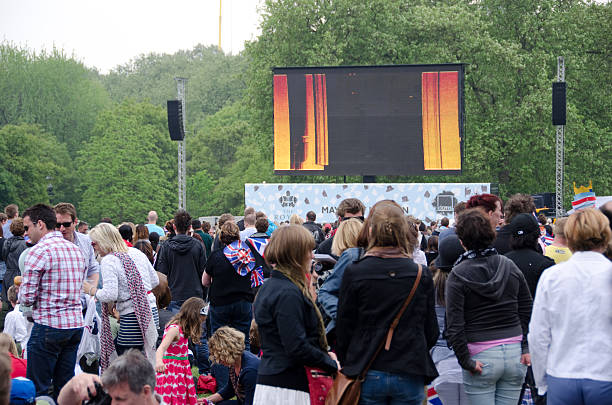 толпа смотреть для свадьбы в лондоне - nobility wedding crowd british flag стоковые фото и изображения