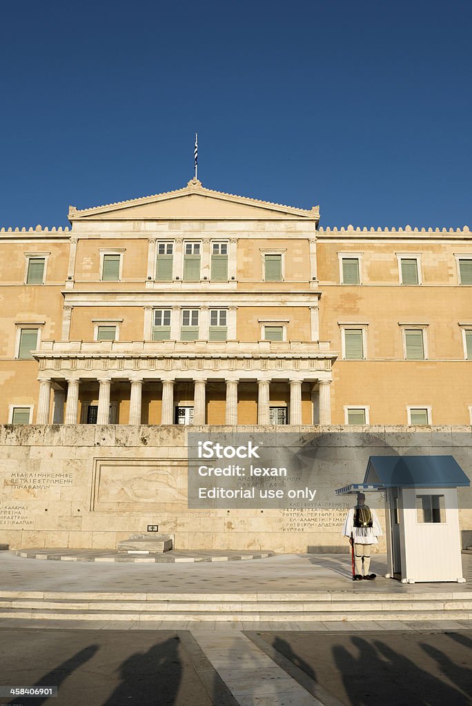 Grecia edificio del Parlamento con Evzone - Foto de stock de Adulto libre de derechos