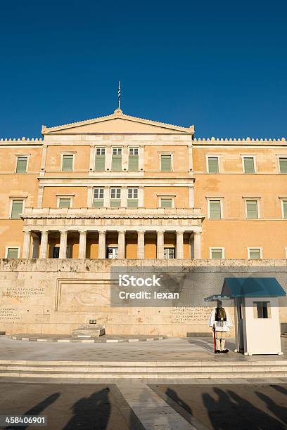 Grecia Edificio Del Parlamento Con Evzone Foto de stock y más banco de imágenes de Adulto - Adulto, Alta Sociedad, Arma