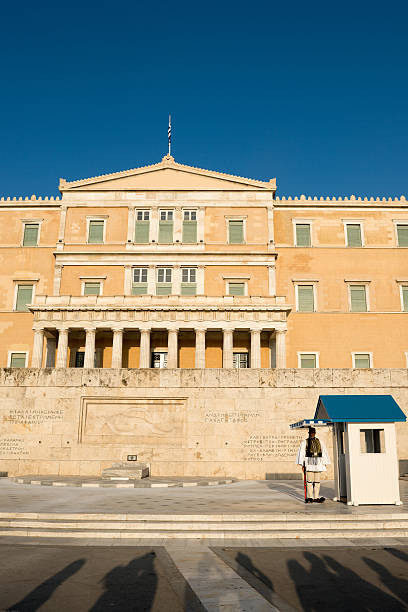ギリシャ国会議事堂、evzone - changing the guard ストックフォトと画像