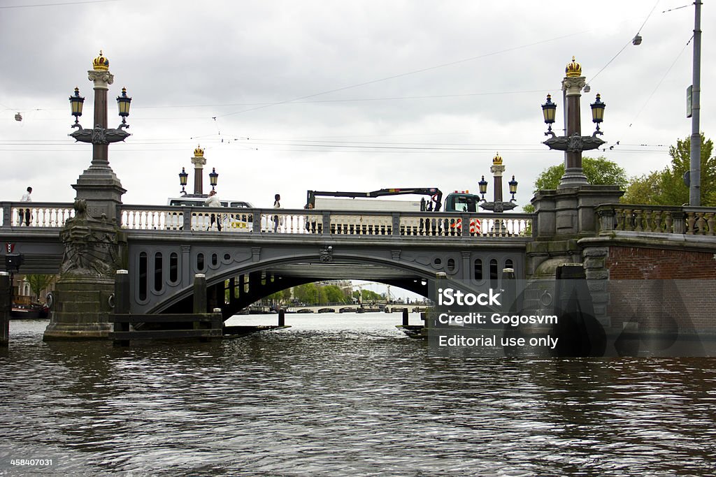 アムステルダムで橋 - れんが造りの家のロイヤリティフリーストックフォト