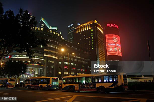 Calles De Shanghai Foto de stock y más banco de imágenes de Aire libre - Aire libre, Arquitectura, Asfalto