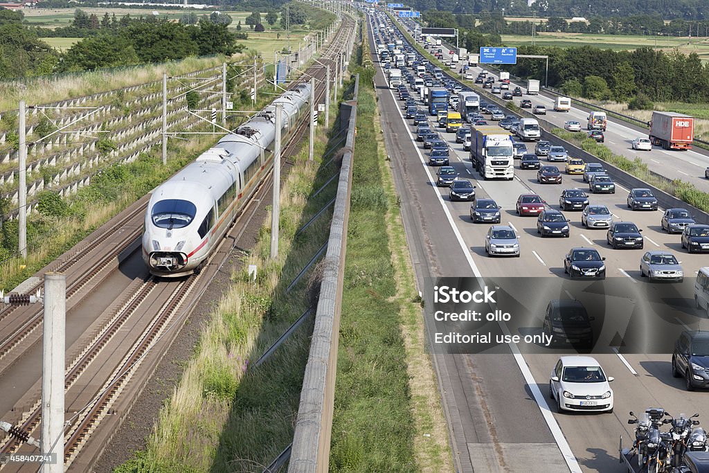 교통 체증 on 독일형 아우토반 A3 및 초고속 열차 - 로열티 프리 교통 스톡 사진