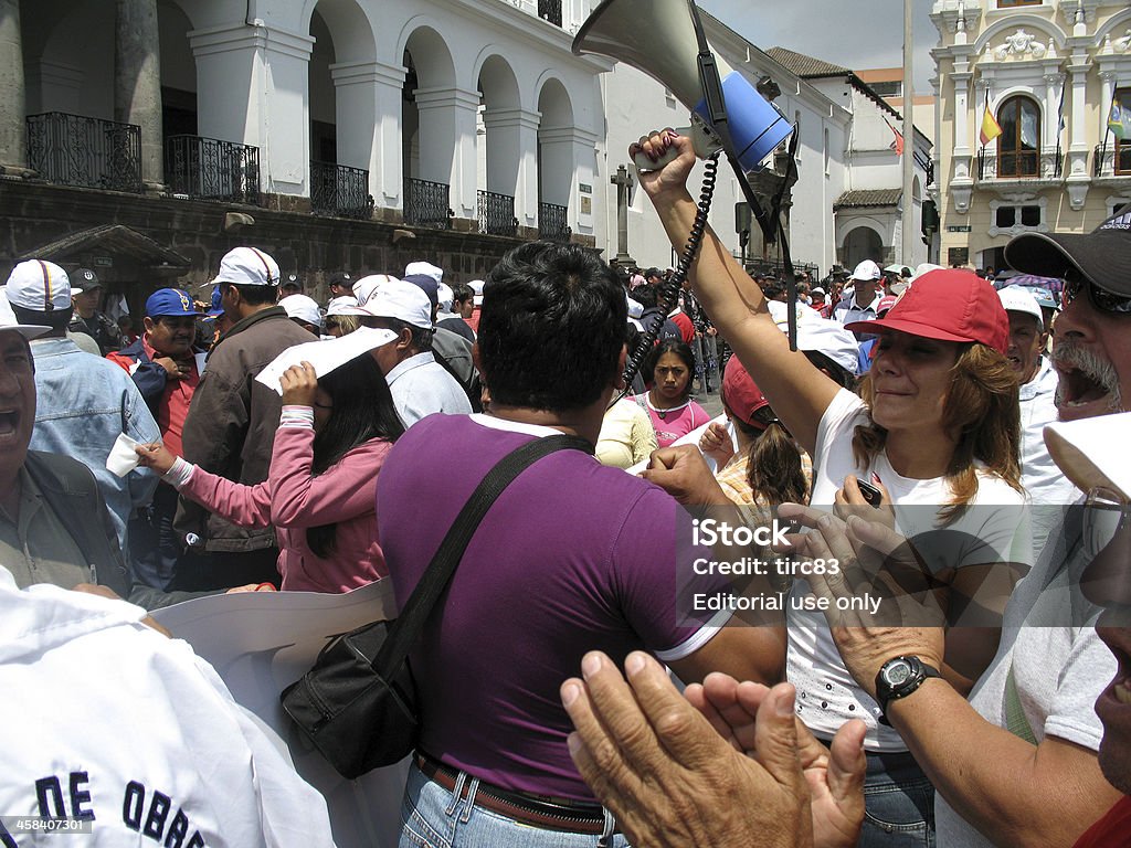 Difensori con megafono al di fuori del Palazzo presidenziale di Quito - Foto stock royalty-free di Ambientazione esterna