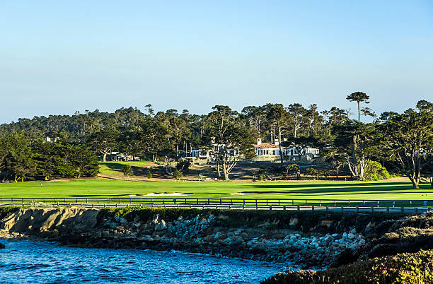 дома возле пфайффер бич в калифорнии и поле для гольфа - pebble beach california golf golf course carmel california стоковые фото и изображения