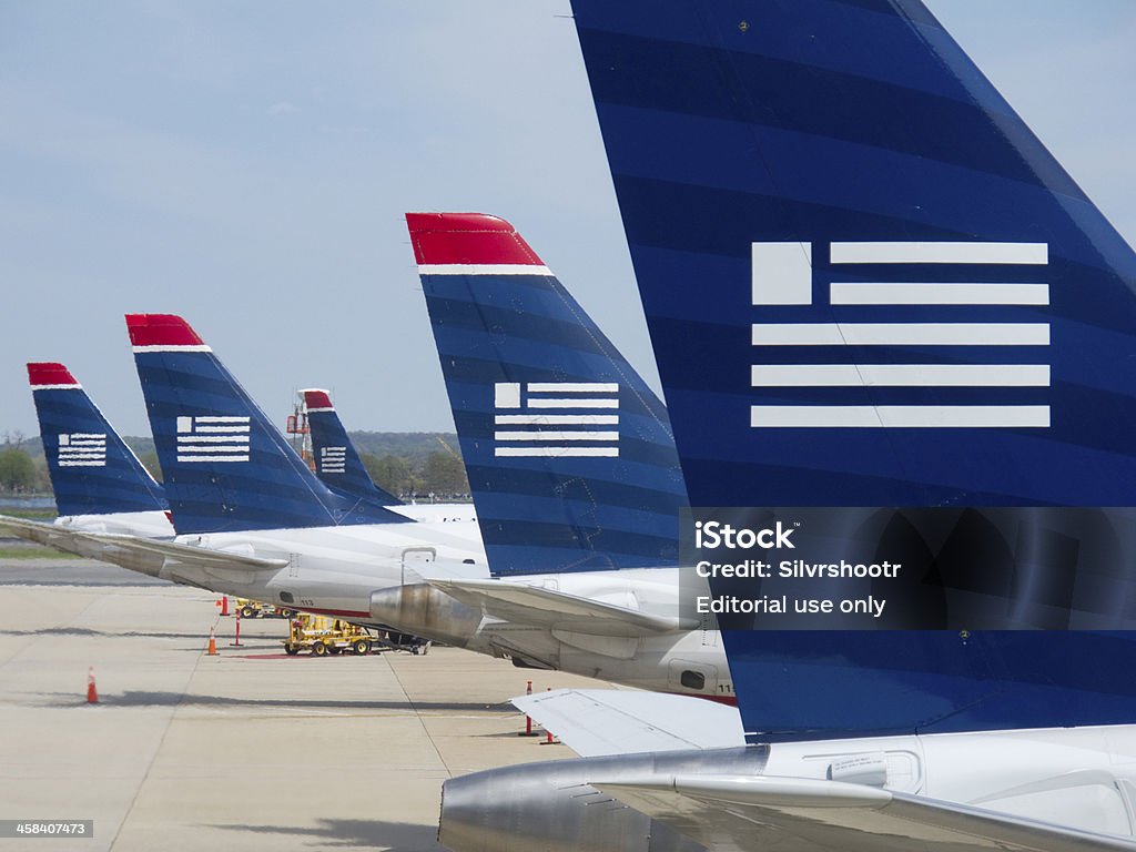 US Airways aeronaves à espera com as mesmas. - Royalty-free Aeroporto Foto de stock
