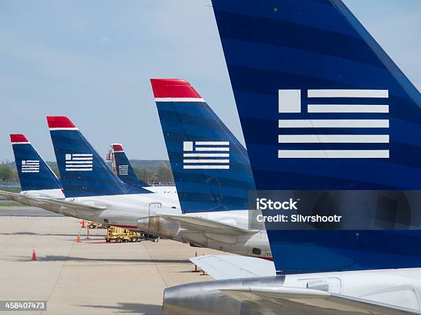 Us Airways Aeronaves À Espera Com As Mesmas - Fotografias de stock e mais imagens de Aeroporto - Aeroporto, Avião, Avião Comercial