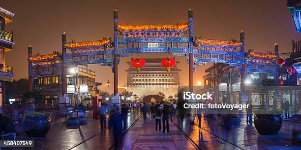 Beijing Massen Einkaufen In Qianmenstraße Foggy Panorama Bei Nacht China Stockfoto und mehr Bilder von Hutong-Gasse