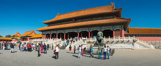 beijing la ciudad prohibida turistas en la puerta de la armonía suprema china - zijin cheng fotografías e imágenes de stock