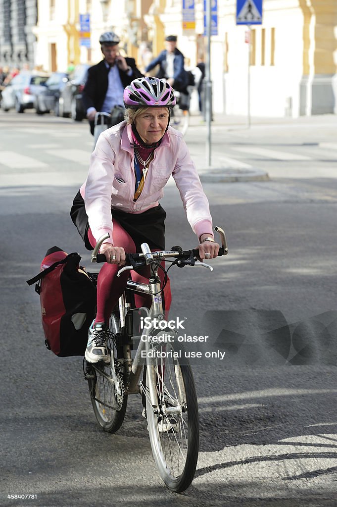 Primer plano de mujer en bicicleta - Foto de stock de Andar en bicicleta libre de derechos