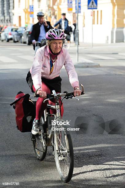 Primer Plano De Mujer En Bicicleta Foto de stock y más banco de imágenes de Andar en bicicleta - Andar en bicicleta, Bicicleta, Calle