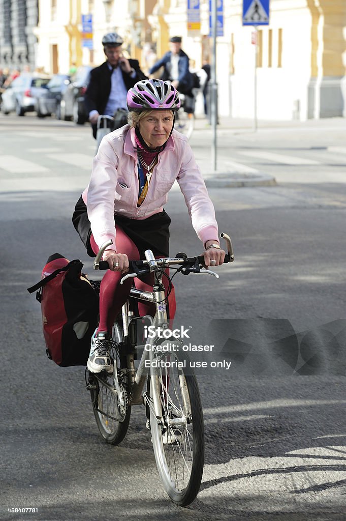 Крупный план женщина на велосипед - Стоковые фото Двухколёсный велосипед роялти-фри