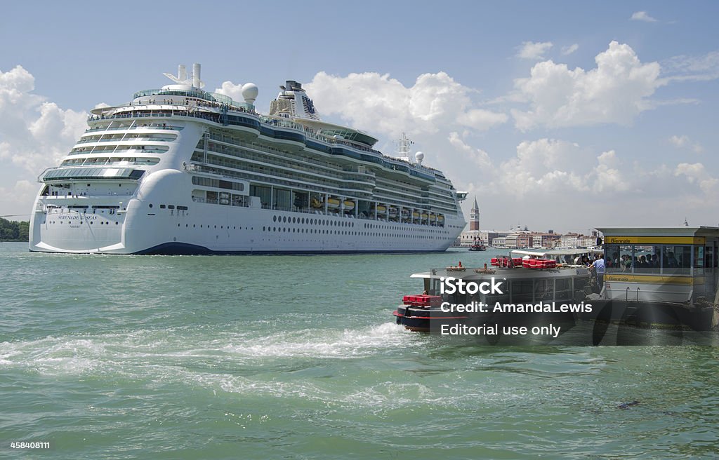 Круизное судно в Венеции - Стоковые фото Автобус роялти-фри