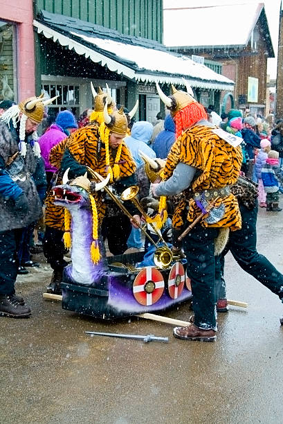 гроб парад в замороженном виде dead guy дней nederland колорадо - dead race стоковые фото и изображения