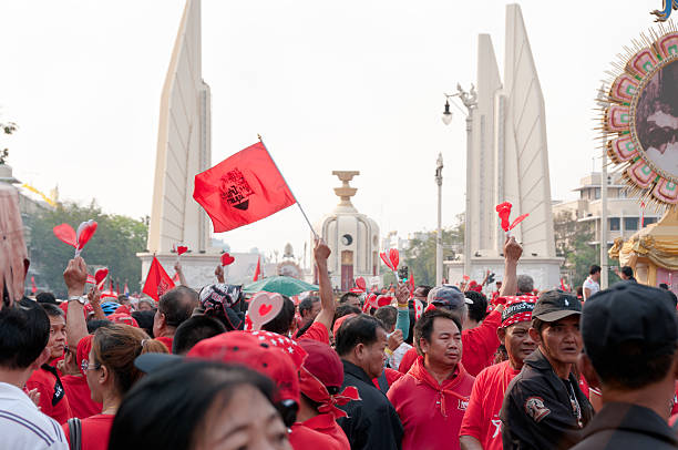 gennaio 2011 udd (camicia rossa) proteste a bangkok, tailandia - protest editorial people travel locations foto e immagini stock
