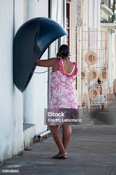 Llamar Foto de stock y más banco de imágenes de Adulto - Adulto, Aparato de telecomunicación, Cienfuegos