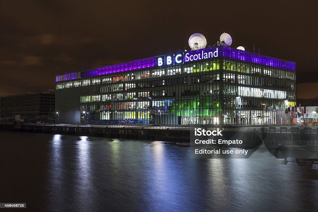 A BBC da Escócia Studios à noite. - Foto de stock de Escócia royalty-free