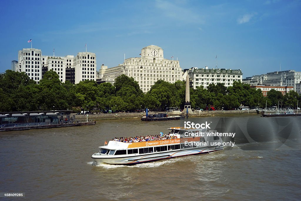 London Eye crucero por el río en una embarcación por el río Támesis - Foto de stock de Actividades recreativas libre de derechos