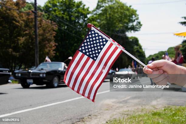 Bandeira Dos Estados Unidos Da América No Memorial Day Parade - Fotografias de stock e mais imagens de Desfile do Memorial Day nos EUA