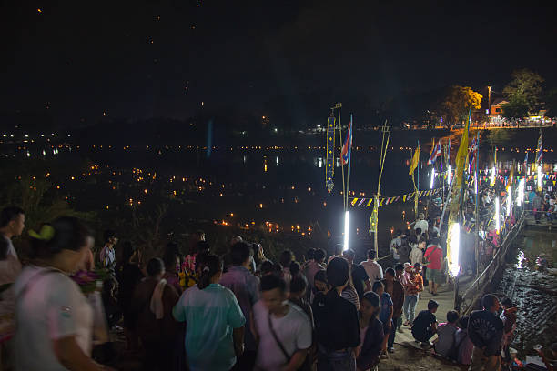 лои кратонг (loy kratong) в таиланде - 2546 стоковые фото и изображения