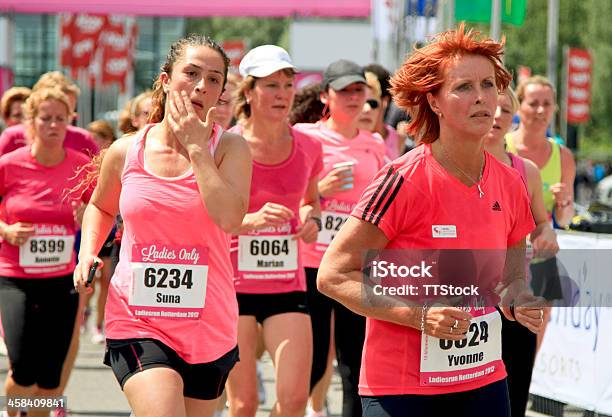 Corredores Em Vestidos Cor De Rosa - Fotografias de stock e mais imagens de Desporto de Competição - Desporto - Desporto de Competição - Desporto, Sensibilização para o cancro da mama, Correr