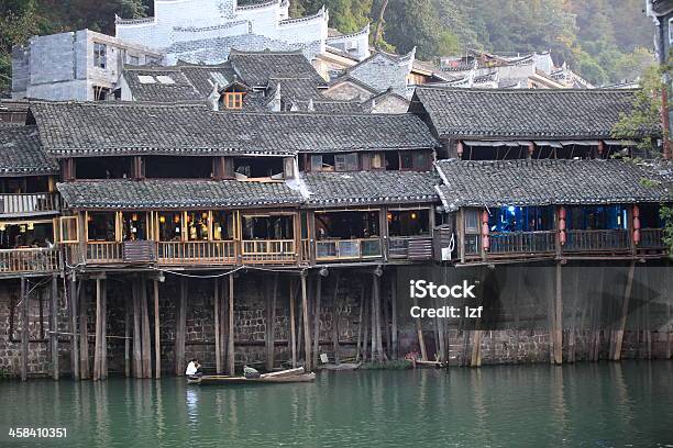 Foto de Cidade Antiga De Fenghuang China e mais fotos de stock de Adulto - Adulto, Ajardinado, Arquitetura