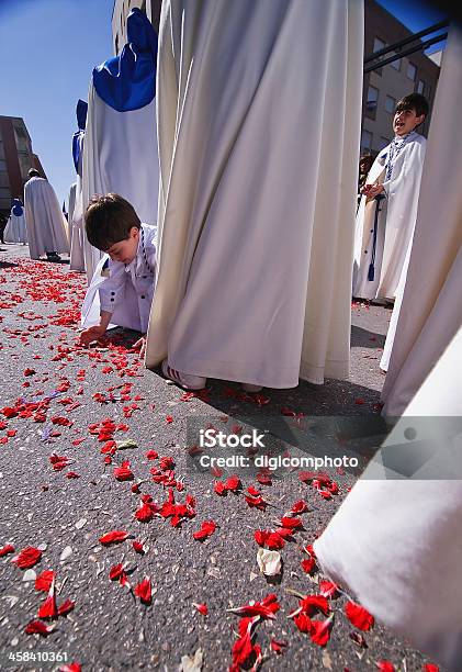 Bambino Tenendo La Terra Petali Di Rosa - Fotografie stock e altre immagini di Adulto - Adulto, Amore, Andalusia