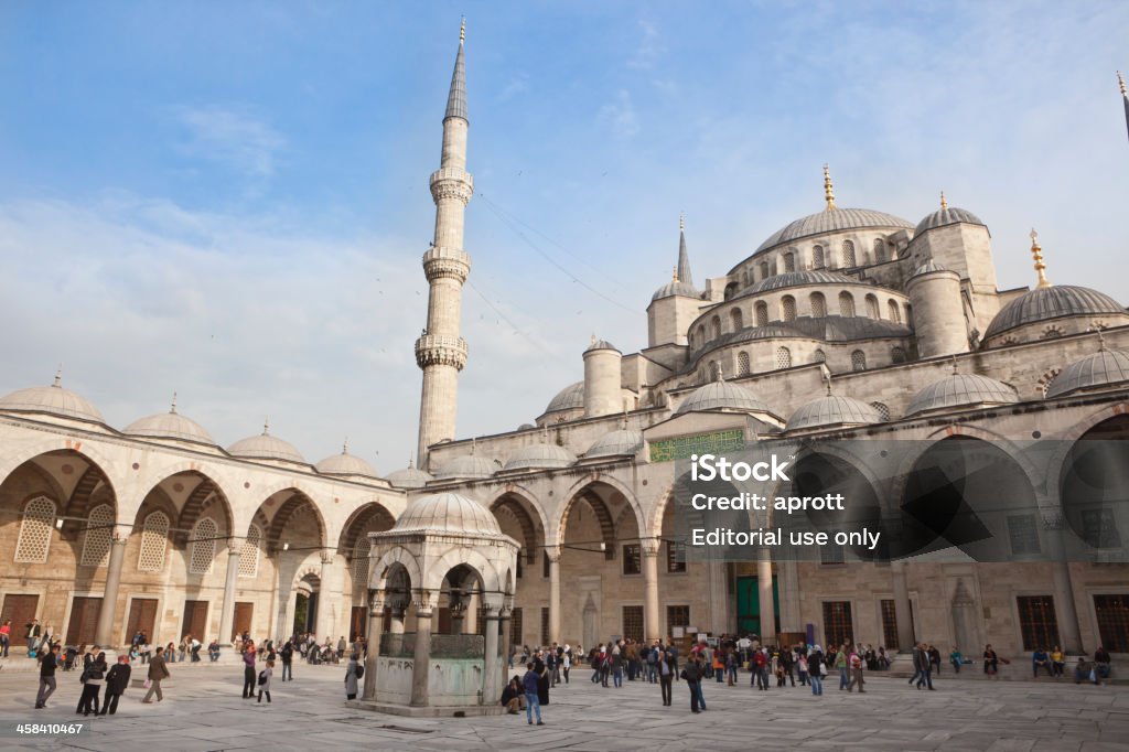 Mesquita Azul com os visitantes - Foto de stock de Ablução muçulmana royalty-free