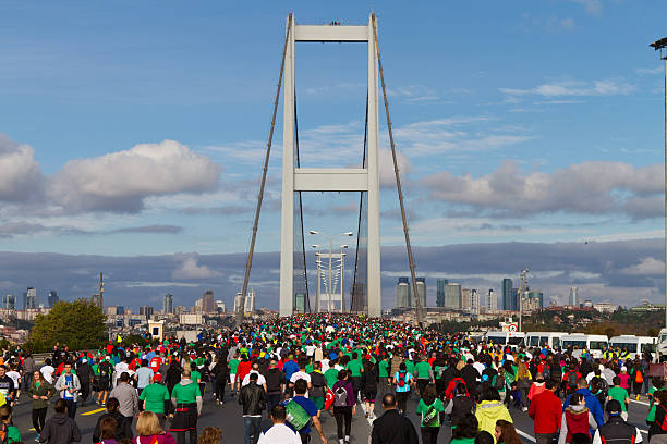 35 th 이스탄불 eurasia 마라톤 - healthy lifestyle turkey sport marathon 뉴스 사진 이미지